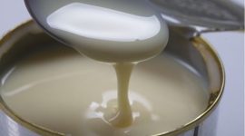 Roti hangat yang diberi susu kental manis, siap disajikan untuk sarapan praktis dan lezat