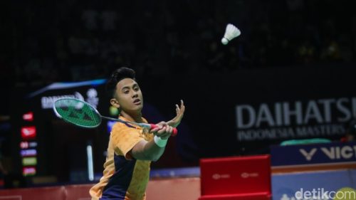Alwi Farhan tampil solid saat mengalahkan wakil China Wang Zhengxing dalam laga 16 besar Indonesia Masters 2026 di Istora Senayan, Jakarta.
