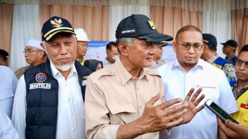 Wakil Ketua Komisi VI DPR RI Andre Rosiade mendampingi Menteri PU Dody Hanggodo meninjau pembangunan Jalan Payakumbuh–Sitangkai di kawasan Halaban, Kabupaten Lima Puluh Kota, Sumatra Barat.