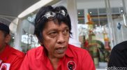 Adian Napitupulu di kompleks DPR RI, Senayan, Jakarta.