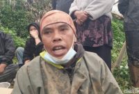Asep Heri (45) beristirahat di tepi lokasi longsor Kampung Pasir Kuning, Bandung Barat, usai menggali lumpur untuk mencari putrinya yang hilang.