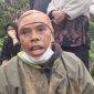 Asep Heri (45) beristirahat di tepi lokasi longsor Kampung Pasir Kuning, Bandung Barat, usai menggali lumpur untuk mencari putrinya yang hilang.
