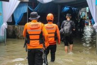 Banjir setinggi hingga 50 cm merendam rumah warga di Jakarta Timur akibat curah hujan tinggi dan luapan Kali Ciliwung, Sabtu (31/1/2026).