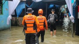 Banjir setinggi hingga 50 cm merendam rumah warga di Jakarta Timur akibat curah hujan tinggi dan luapan Kali Ciliwung, Sabtu (31/1/2026).
