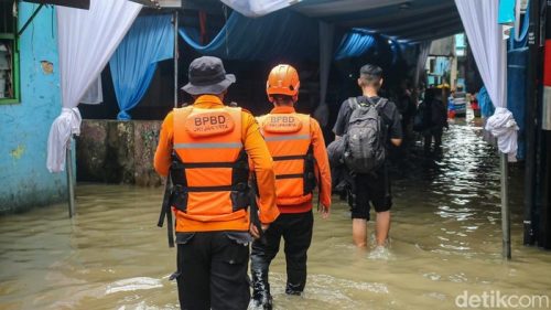 Banjir setinggi hingga 50 cm merendam rumah warga di Jakarta Timur akibat curah hujan tinggi dan luapan Kali Ciliwung, Sabtu (31/1/2026).