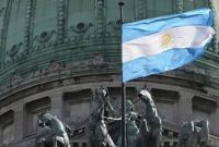 Bendera Argentina berkibar di halaman Gedung Kongres Nasional Argentina di Buenos Aires, di tengah sorotan politik terkait isu kebijakan dan hubungan luar negeri.