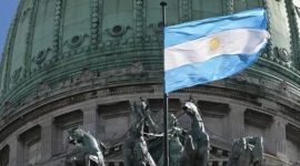 Bendera Argentina berkibar di halaman Gedung Kongres Nasional Argentina di Buenos Aires, di tengah sorotan politik terkait isu kebijakan dan hubungan luar negeri.