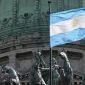 Bendera Argentina berkibar di halaman Gedung Kongres Nasional Argentina di Buenos Aires, di tengah sorotan politik terkait isu kebijakan dan hubungan luar negeri.