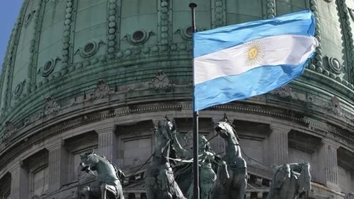Bendera Argentina berkibar di halaman Gedung Kongres Nasional Argentina di Buenos Aires, di tengah sorotan politik terkait isu kebijakan dan hubungan luar negeri.