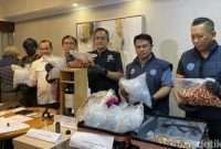 Petugas BNN memperlihatkan barang bukti ribuan cartridge vape berisi liquid narkoba jenis etomidate yang diproduksi dua WNA di sebuah apartemen Jakarta Selatan.