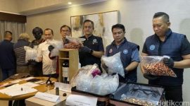 Petugas BNN memperlihatkan barang bukti ribuan cartridge vape berisi liquid narkoba jenis etomidate yang diproduksi dua WNA di sebuah apartemen Jakarta Selatan.