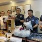 Petugas BNN memperlihatkan barang bukti ribuan cartridge vape berisi liquid narkoba jenis etomidate yang diproduksi dua WNA di sebuah apartemen Jakarta Selatan.