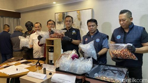 Petugas BNN memperlihatkan barang bukti ribuan cartridge vape berisi liquid narkoba jenis etomidate yang diproduksi dua WNA di sebuah apartemen Jakarta Selatan.