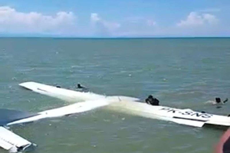 Pesawat Smart Air terjatuh di laut, Nabire, Papua Tengah, Selasa, 27 Januari 2026. (Foto: Polres Nabire)
