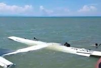 Pesawat Smart Air terjatuh di laut, Nabire, Papua Tengah, Selasa, 27 Januari 2026. (Foto: Polres Nabire)