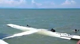 Pesawat Smart Air terjatuh di laut, Nabire, Papua Tengah, Selasa, 27 Januari 2026. (Foto: Polres Nabire)