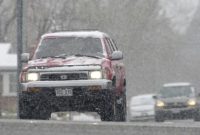 Kendaraan terjebak kemacetan panjang akibat salju tebal yang menutup jalan menuju Manali, Himachal Pradesh, India.