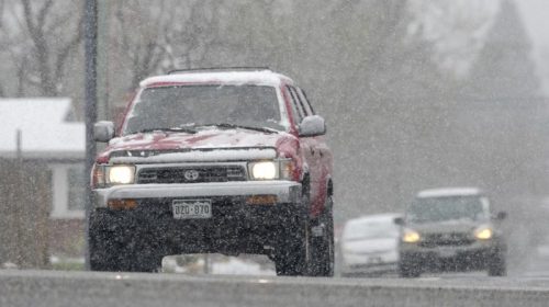 Kendaraan terjebak kemacetan panjang akibat salju tebal yang menutup jalan menuju Manali, Himachal Pradesh, India.