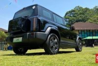 Mobil listrik Chery J6 melaju di tengah banjir di salah satu kawasan Jakarta.