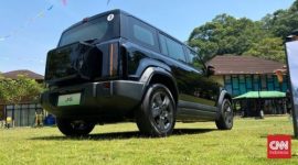 Mobil listrik Chery J6 melaju di tengah banjir di salah satu kawasan Jakarta.