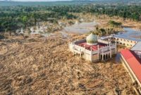 Kondisi masjid yang dikelilingi material kayu dan lumpur akibat banjir bandang di salah satu wilayah terdampak bencana di Sumatera.