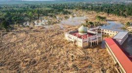 Kondisi masjid yang dikelilingi material kayu dan lumpur akibat banjir bandang di salah satu wilayah terdampak bencana di Sumatera.