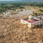 Kondisi masjid yang dikelilingi material kayu dan lumpur akibat banjir bandang di salah satu wilayah terdampak bencana di Sumatera.