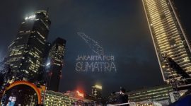 Atraksi drone membentuk tulisan “Jakarta for Sumatra” menghiasi langit Bundaran HI saat perayaan malam Tahun Baru di Jakarta.