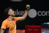 Alwi Farhan merayakan kemenangan setelah menaklukkan Panitchaphon Teeraratsakul di final Indonesia Masters 2026.