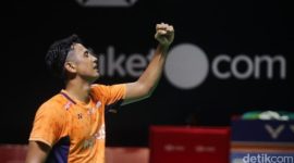 Alwi Farhan merayakan kemenangan setelah menaklukkan Panitchaphon Teeraratsakul di final Indonesia Masters 2026.
