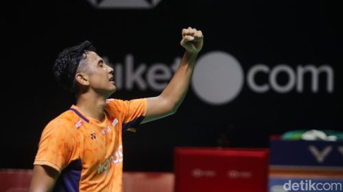 Alwi Farhan merayakan kemenangan setelah menaklukkan Panitchaphon Teeraratsakul di final Indonesia Masters 2026.