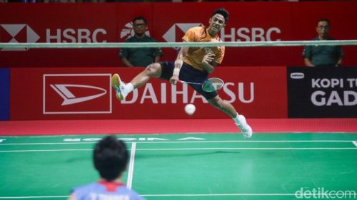 “Alwi Farhan tampil impresif di final Indonesia Masters 2026, berjuang meraih gelar di kandang sendiri.”