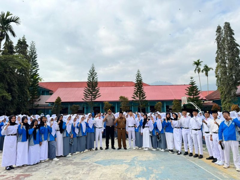 Kapolres Kerinci AKBP Ramadhanil memimpin upacara di SMAN 1 Sungai Penuh, memberikan motivasi dan pesan positif kepada para siswa