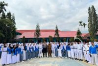 Kapolres Kerinci AKBP Ramadhanil memimpin upacara di SMAN 1 Sungai Penuh, memberikan motivasi dan pesan positif kepada para siswa