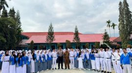 Kapolres Kerinci AKBP Ramadhanil memimpin upacara di SMAN 1 Sungai Penuh, memberikan motivasi dan pesan positif kepada para siswa