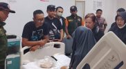 Sakinah, remaja digigit ular kobra, sedang mendapatkan perawatan medis.