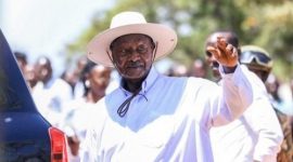 Presiden Uganda Yoweri Museveni merayakan kemenangan dalam Pemilu Uganda 2026 di Kampala, di tengah penolakan hasil pemilu oleh oposisi.