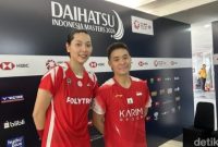 Gloria Emanuelle Widjaja berpasangan dengan Terry Hee saat menjalani laga debut Indonesia Masters 2026 di Istora GBK, Jakarta.