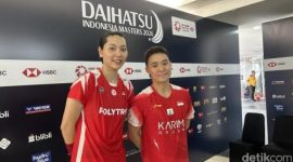 Gloria Emanuelle Widjaja berpasangan dengan Terry Hee saat menjalani laga debut Indonesia Masters 2026 di Istora GBK, Jakarta.
