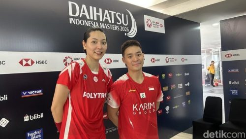 Gloria Emanuelle Widjaja berpasangan dengan Terry Hee saat menjalani laga debut Indonesia Masters 2026 di Istora GBK, Jakarta.