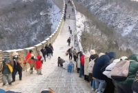 Wisatawan seluncuran di Tembok Raksasa China (iHenan/X)