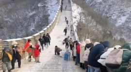 Wisatawan seluncuran di Tembok Raksasa China (iHenan/X)