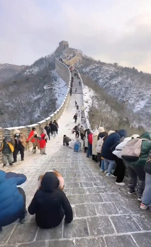 Wisatawan seluncuran di Tembok Raksasa China (iHenan/X)