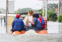 Gubernur Banten Andra Soni meninjau lokasi banjir di wilayah Tangerang untuk memastikan pengungsi tertangani dengan baik.