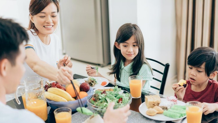 Ilustrasi Hari Gizi Nasional 2026: Pilih Makanan Bergizi untuk Anak & Keluarga/Foto: Getty Images/filadendron