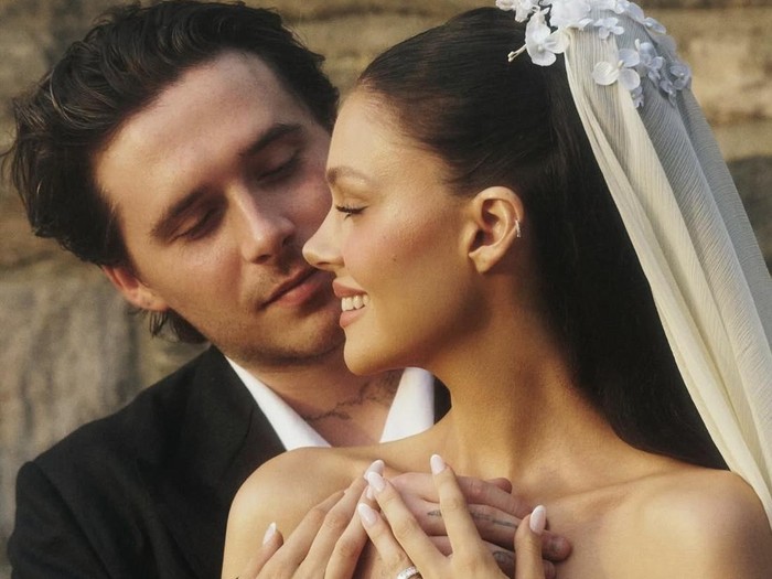 Sumber: Daily Mail, Celebrity Net Worth, Instagram @brooklynpeltzbeckham