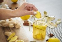 Beragam minuman hangat, mulai dari bandrek hingga cokelat panas, cocok dinikmati untuk menghangatkan tubuh saat musim hujan.