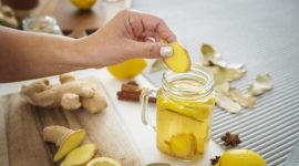 Beragam minuman hangat, mulai dari bandrek hingga cokelat panas, cocok dinikmati untuk menghangatkan tubuh saat musim hujan.