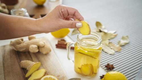 Beragam minuman hangat, mulai dari bandrek hingga cokelat panas, cocok dinikmati untuk menghangatkan tubuh saat musim hujan.