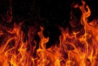 Petugas pemadam kebakaran berupaya memadamkan api yang melalap Hotel des Grandes Alpes di resor ski Courchevel, Pegunungan Alpen Prancis.